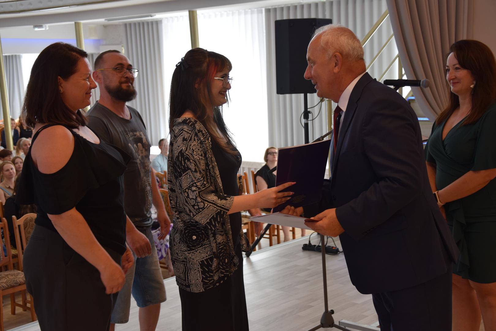 Zdjęcie przedstawia moment rozdania nagród i wyróżnień dla uczniów z najwyższą średnią ocen w Gminie Mierzęcice
