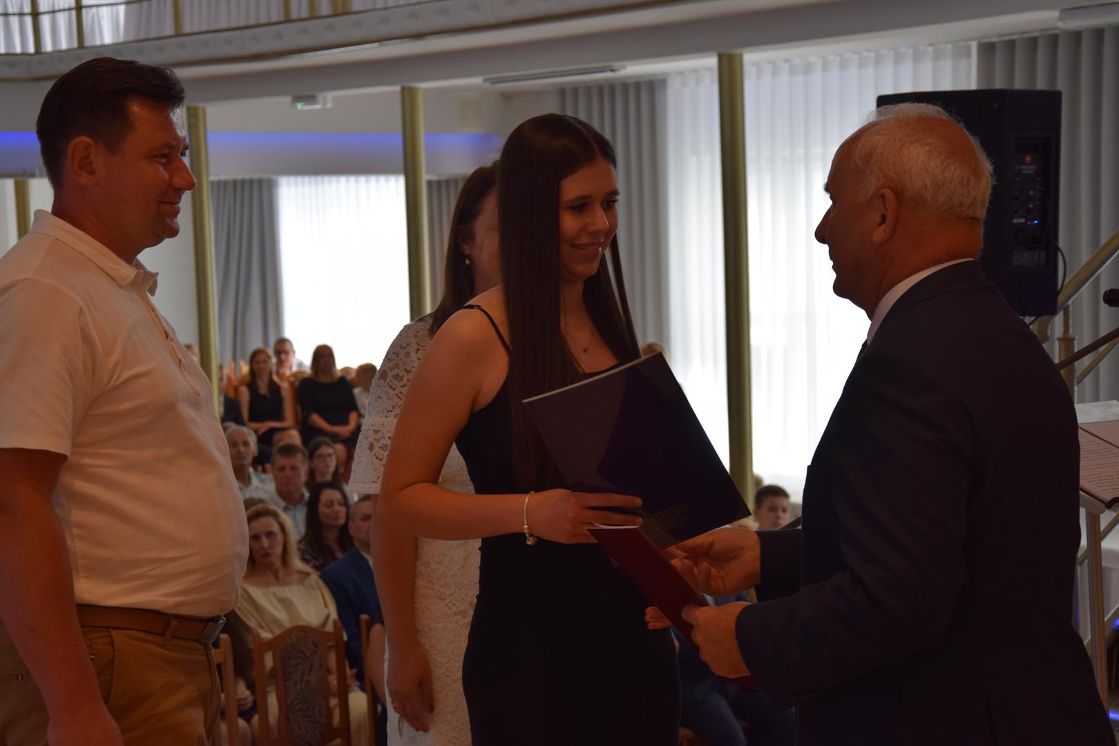 Zdjęcie przedstawia moment rozdania nagród i wyróżnień dla uczniów z najwyższą średnią ocen w Gminie Mierzęcice