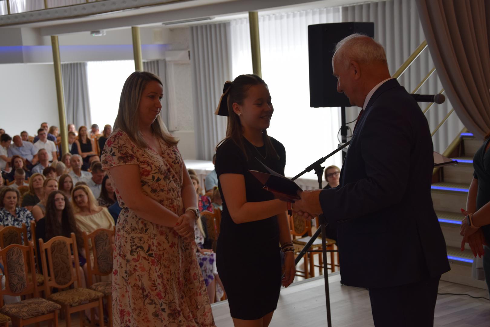 Zdjęcie przedstawia moment rozdania nagród i wyróżnień dla uczniów z najwyższą średnią ocen w Gminie Mierzęcice