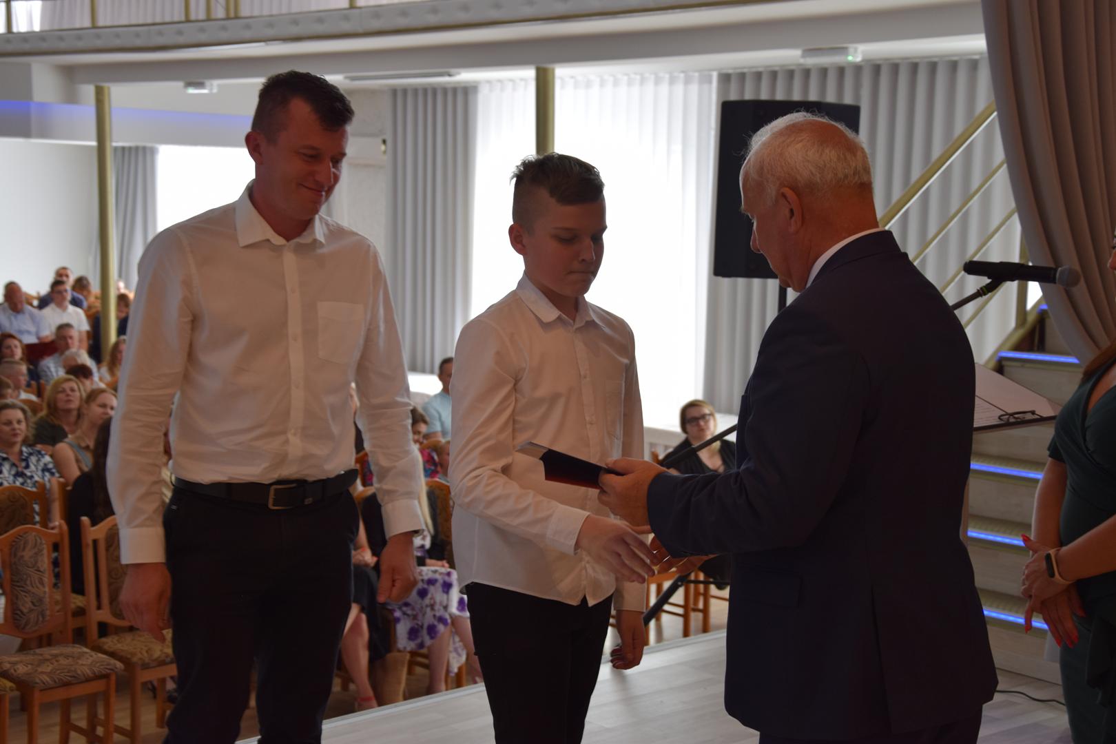Zdjęcie przedstawia moment rozdania nagród i wyróżnień dla uczniów z najwyższą średnią ocen w Gminie Mierzęcice