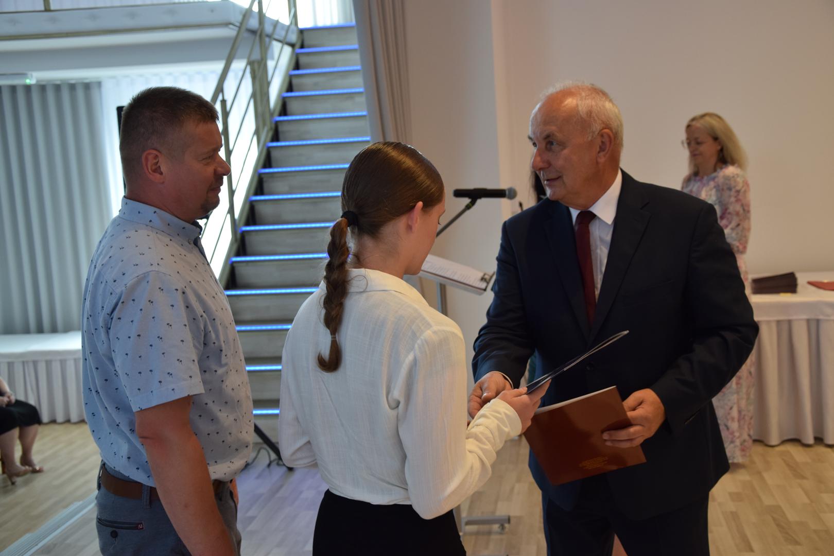 Zdjęcie przedstawia moment rozdania nagród i wyróżnień dla uczniów z najwyższą średnią ocen w Gminie Mierzęcice