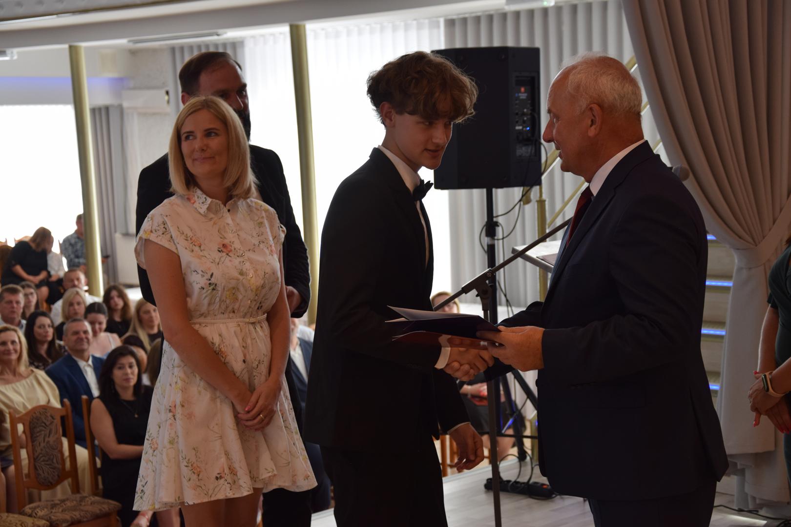 Zdjęcie przedstawia moment rozdania nagród i wyróżnień dla uczniów z najwyższą średnią ocen w Gminie Mierzęcice