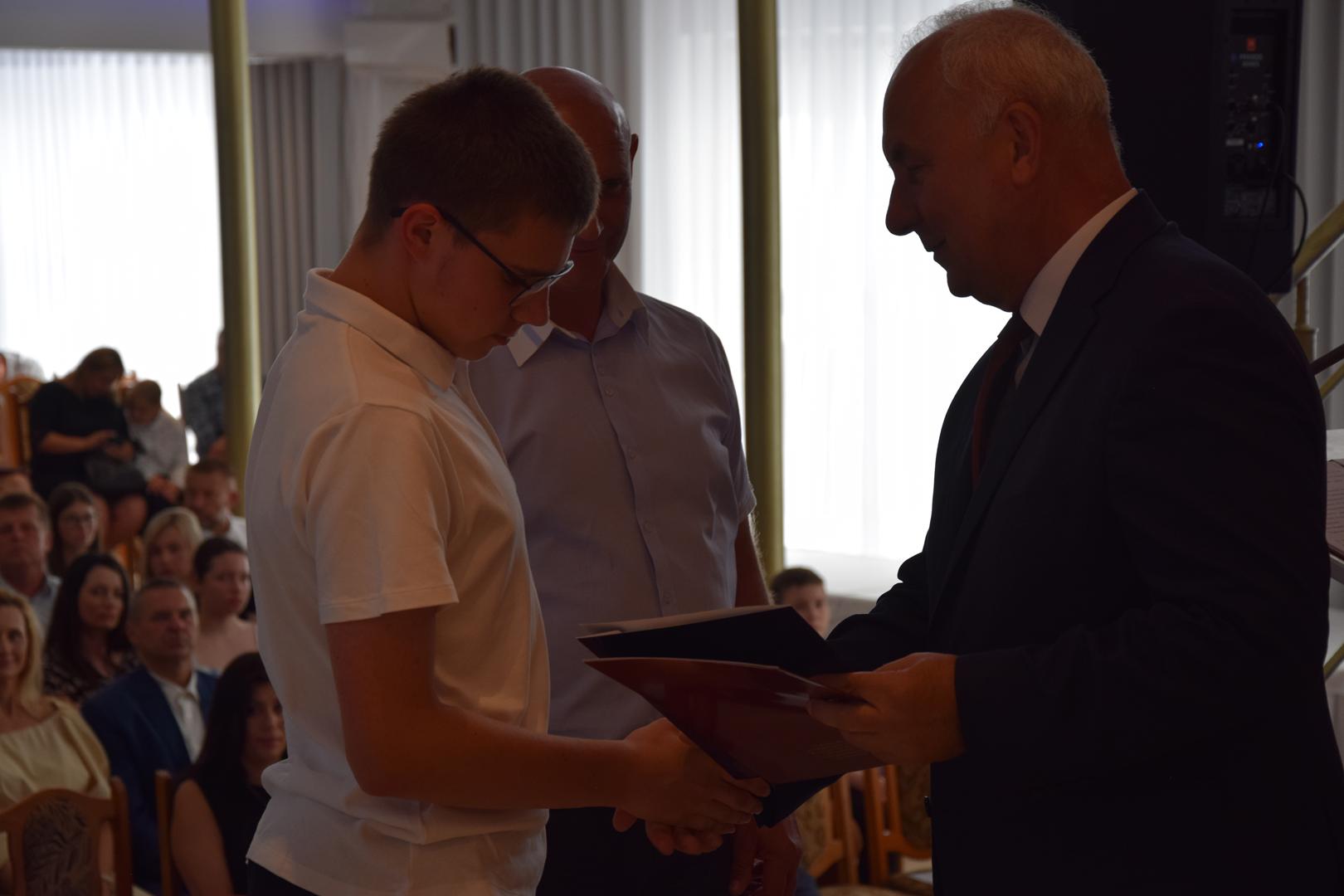Zdjęcie przedstawia moment rozdania nagród i wyróżnień dla uczniów z najwyższą średnią ocen w Gminie Mierzęcice