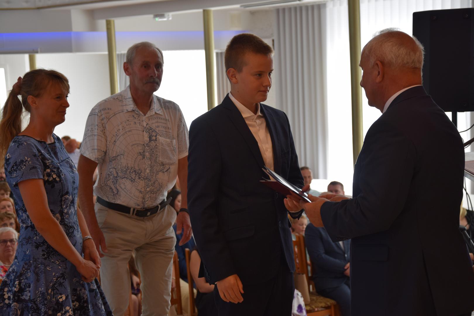 Zdjęcie przedstawia moment rozdania nagród i wyróżnień dla uczniów z najwyższą średnią ocen w Gminie Mierzęcice