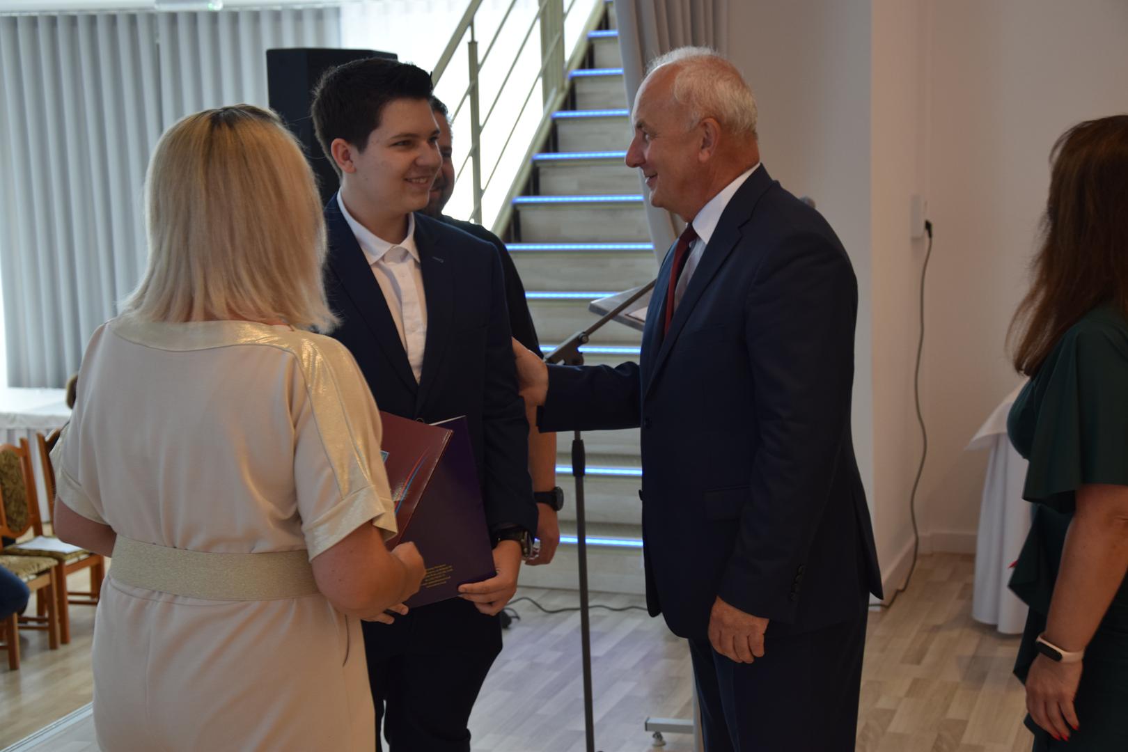 Zdjęcie przedstawia moment rozdania nagród i wyróżnień dla uczniów z najwyższą średnią ocen w Gminie Mierzęcice