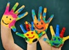 Miniatura - Zdjęcie przedstawiające cztery ręcę pomalowane farbą 