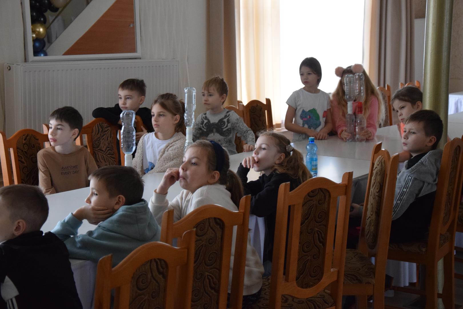 Zdjęcie przedstawiające dzieci słuchające wykładu o pokemonach