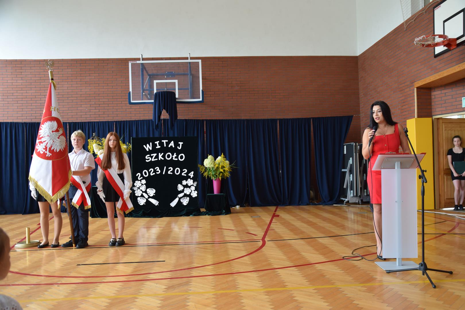 Zdjęcie przedstawia rozpoczęcie roku szkolnego na sali Szkoły Podstawowej nr 1 w Mierzęcicach