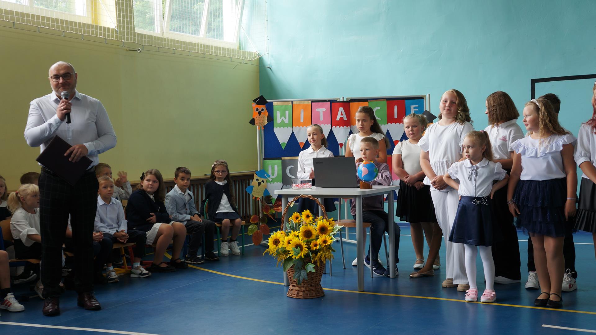 Zdjęcie przedstawia rozpoczęcie roku szkolnego na sali Szkoły Podstawowej nr 2 w Mierzęcicach