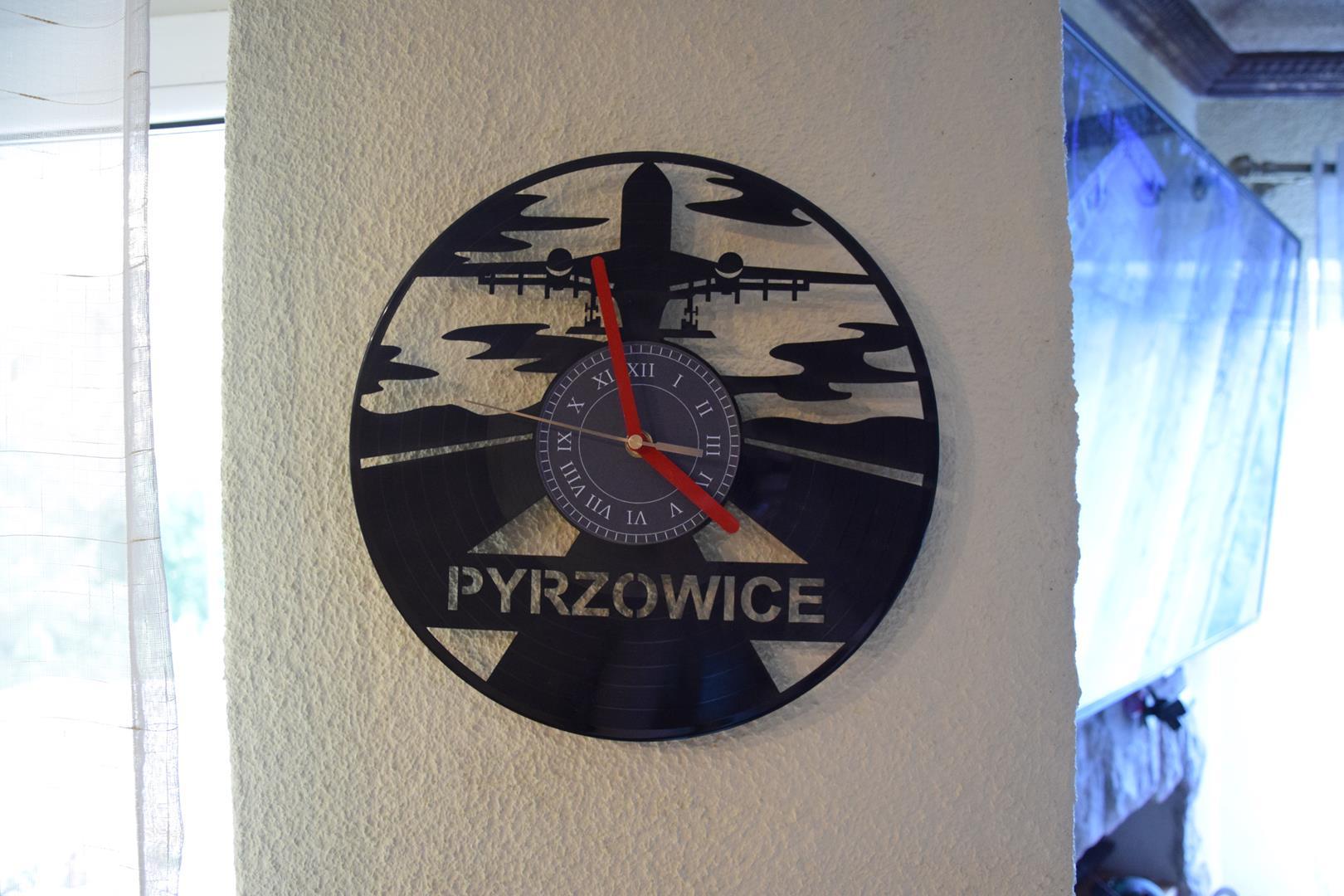 Zdjęcie przedstawiające zegar wykonany z płyty winylowej z napisem Pyrzowice
