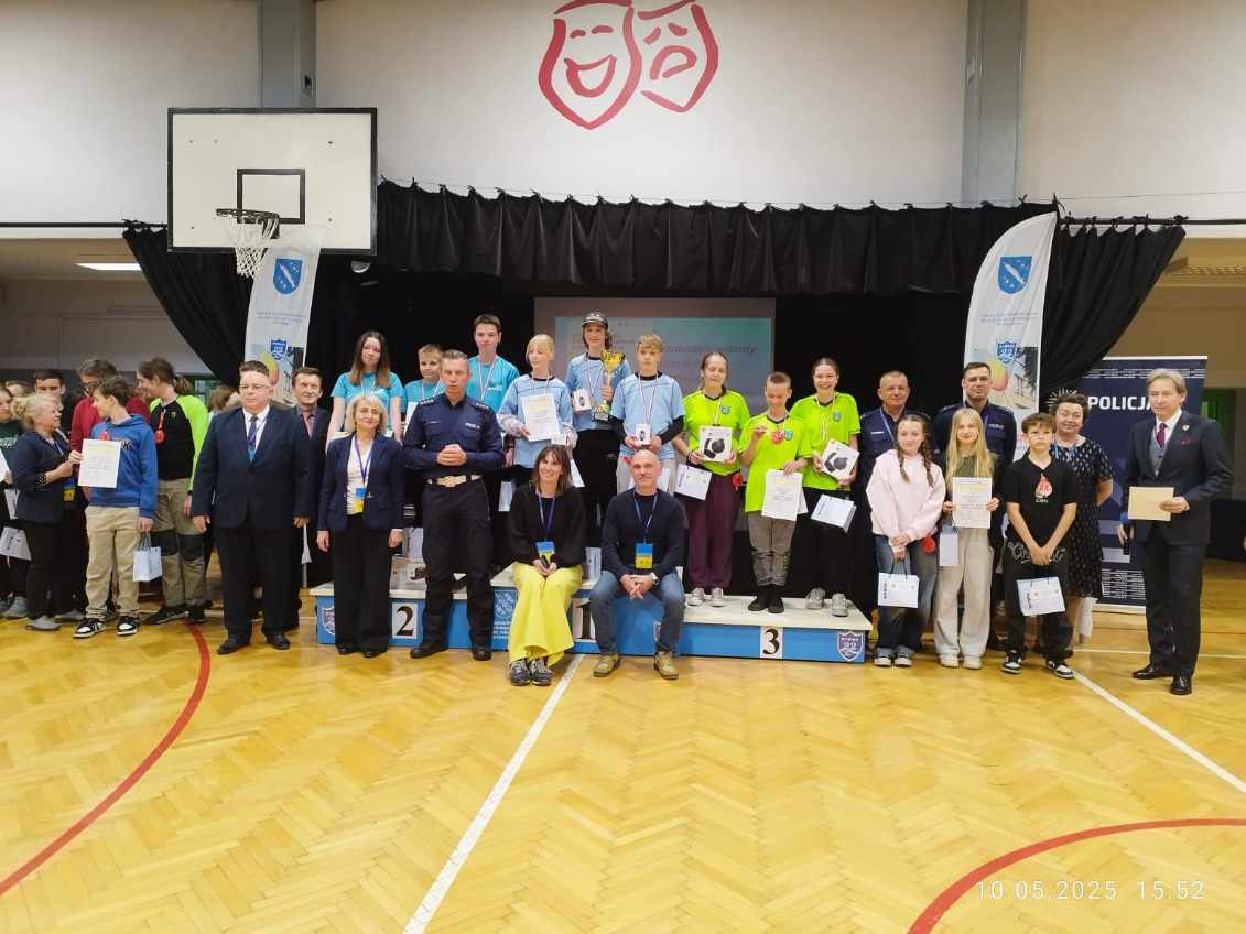 Zdjęcie przedstawia moment rozdania nagród i wyróżnień za zawody rowerowe