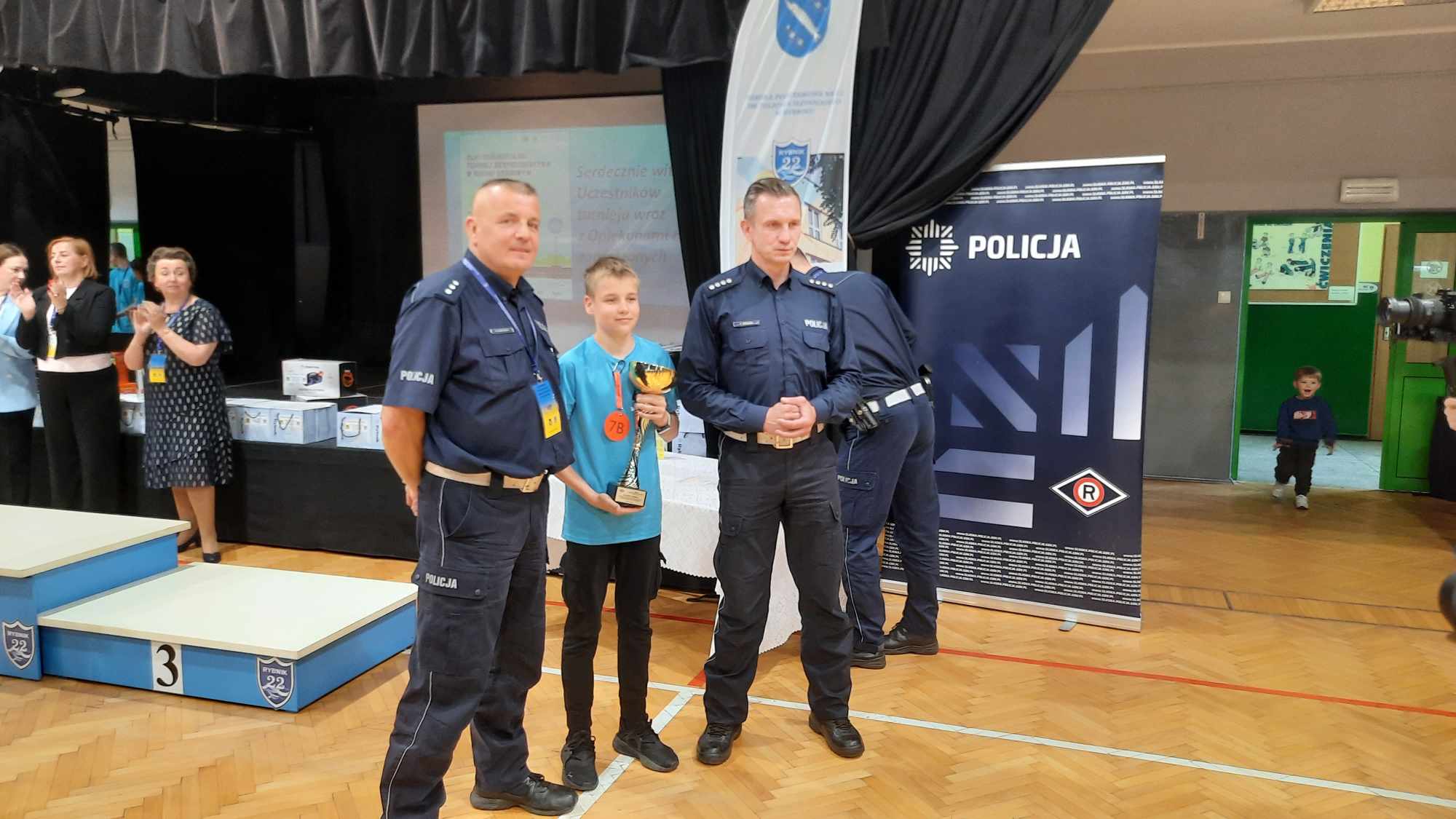 Zdjęcie przedstawia moment rozdania nagród i wyróżnień za zawody rowerowe