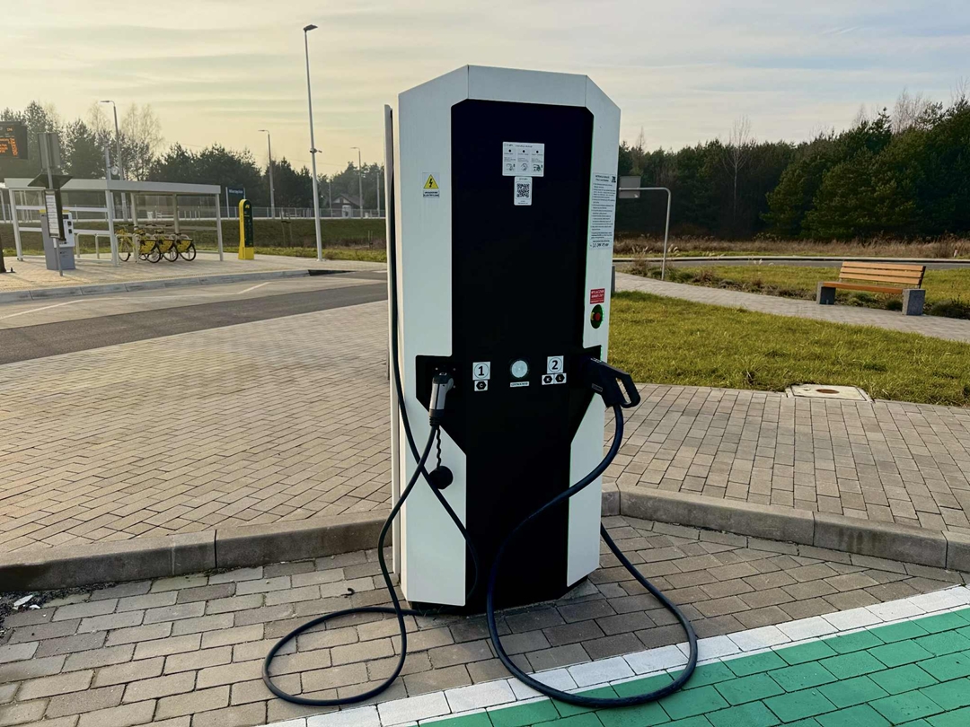 Zdjęcie przedstawia stacje ładowania pojazdu elektrycznego