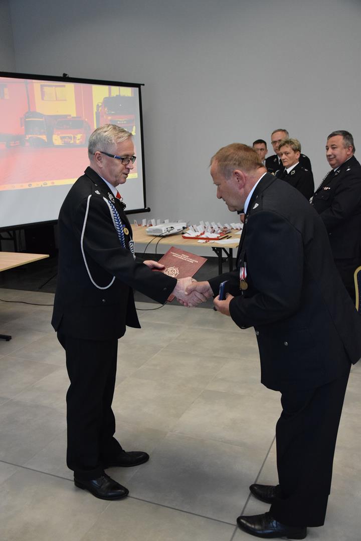 Zdjęcie przedstawiające moment odznaczenia prezesa OSP Mierzęcice Jerzego Tyrały