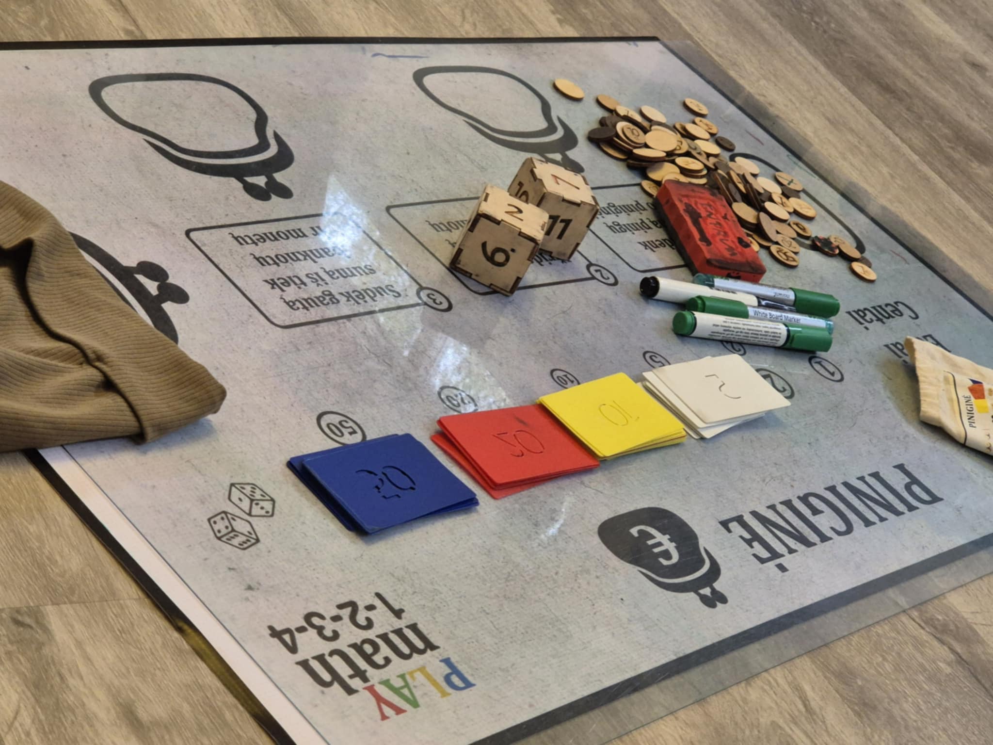 Zdjęcie przedstawia matę z&nbsp;akcesoriami edukacyjnymi