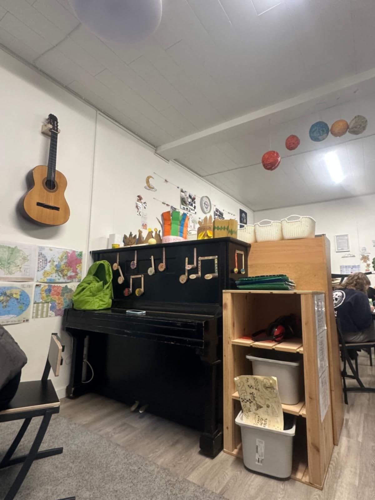 Zdjęcie przedstawia pianino