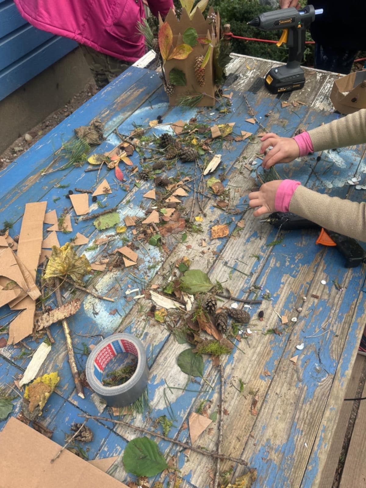 Zdjęcie przedstawia liście i&nbsp;patyki na stole