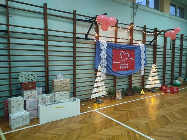 Zdjęcie przedstawiające sale gimnastyczną z zebranymi prezentami