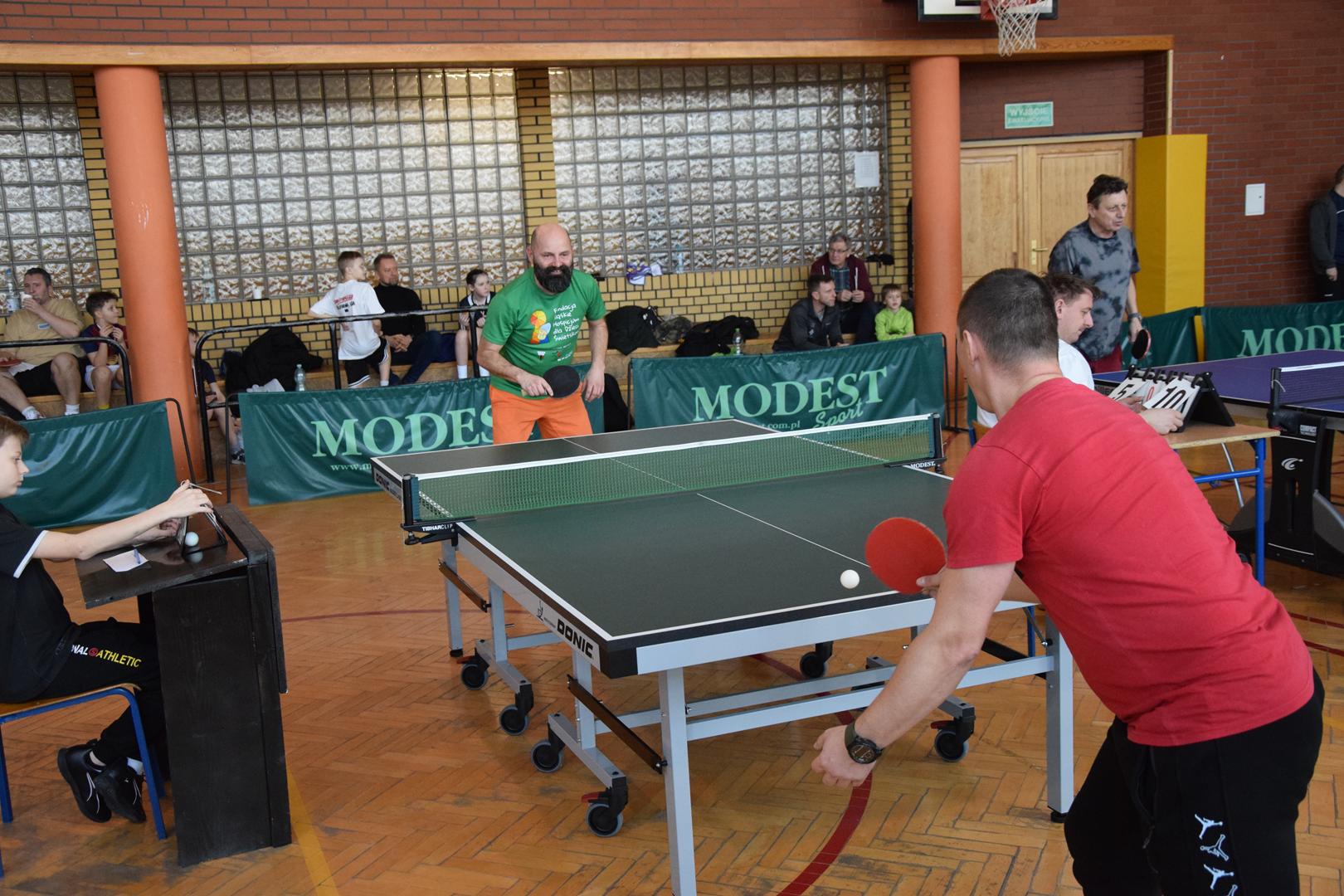 Zdjęcie przedstawia mecz tenisa stołowego