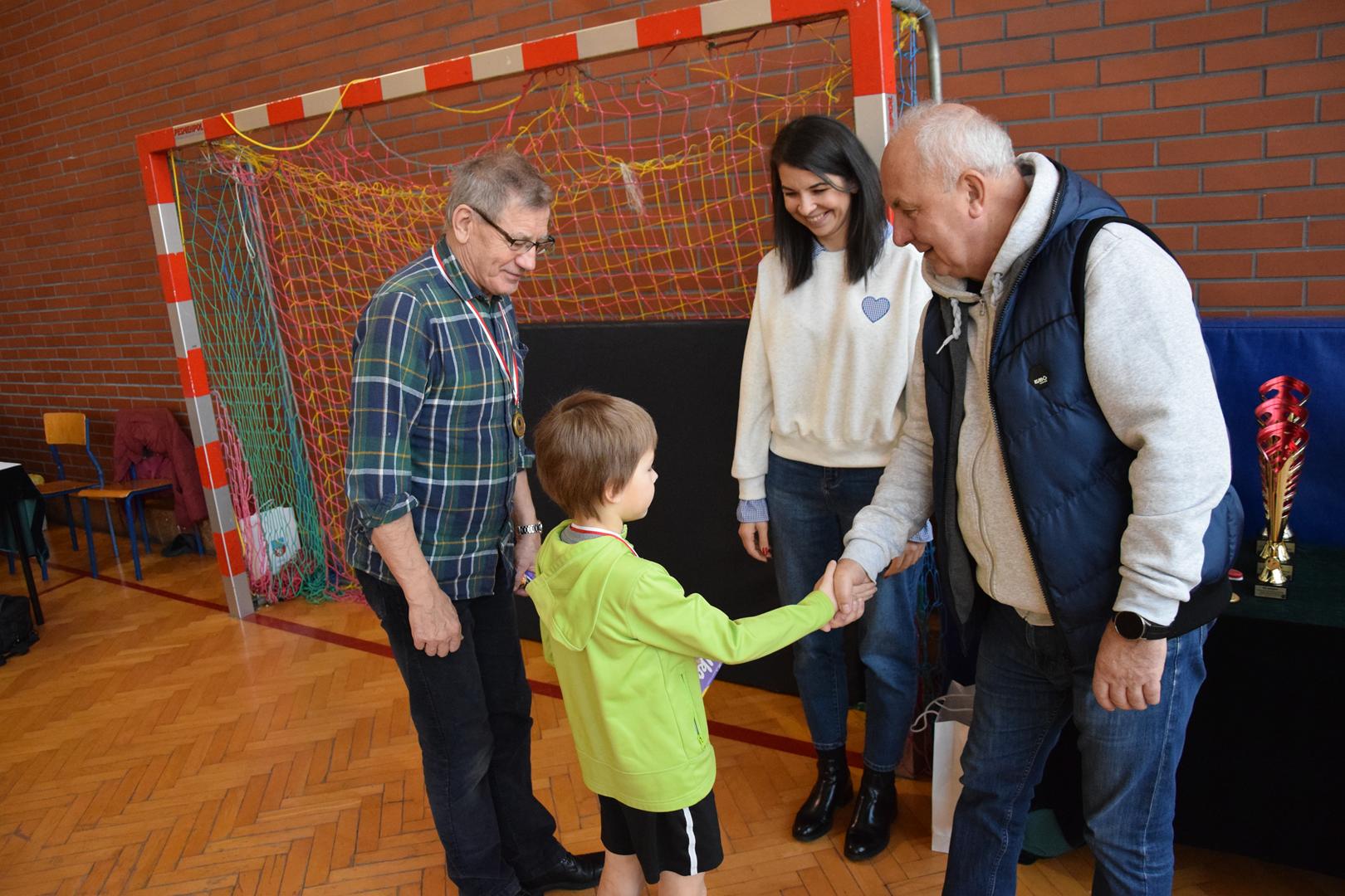 Zdjęcie przedstawia moment wręczania medali, dyplomów i pucharów
