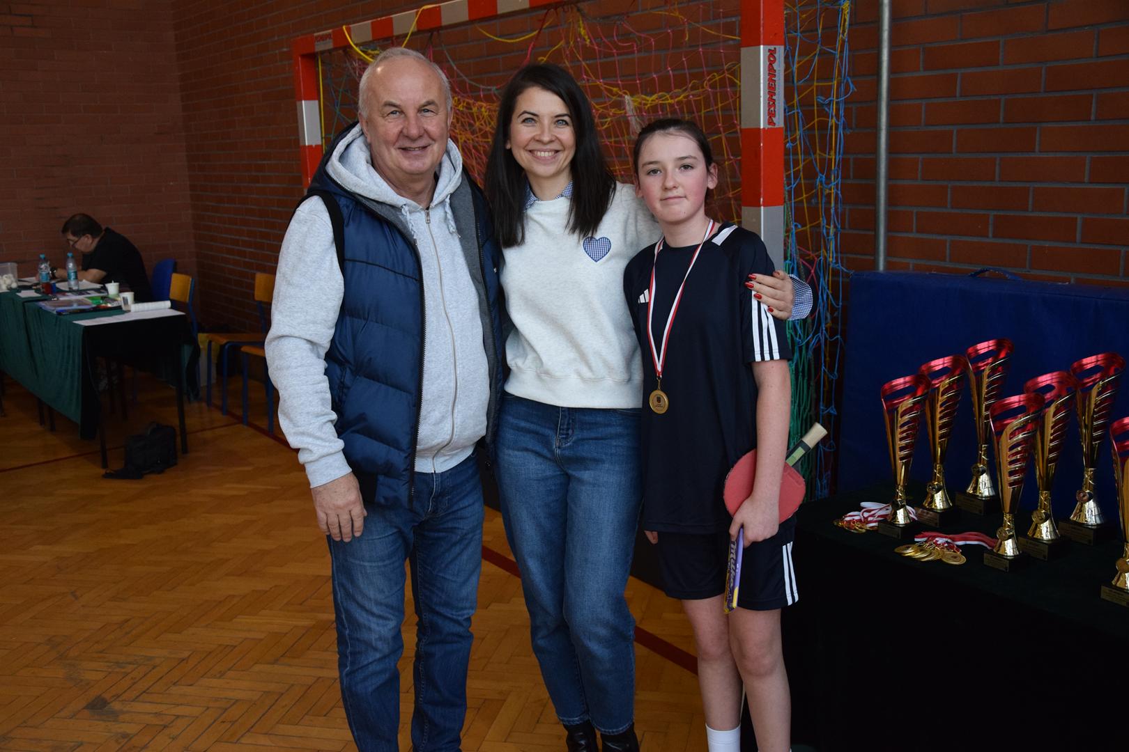 Zdjęcie przedstawia moment wręczania medali, dyplomów i pucharów