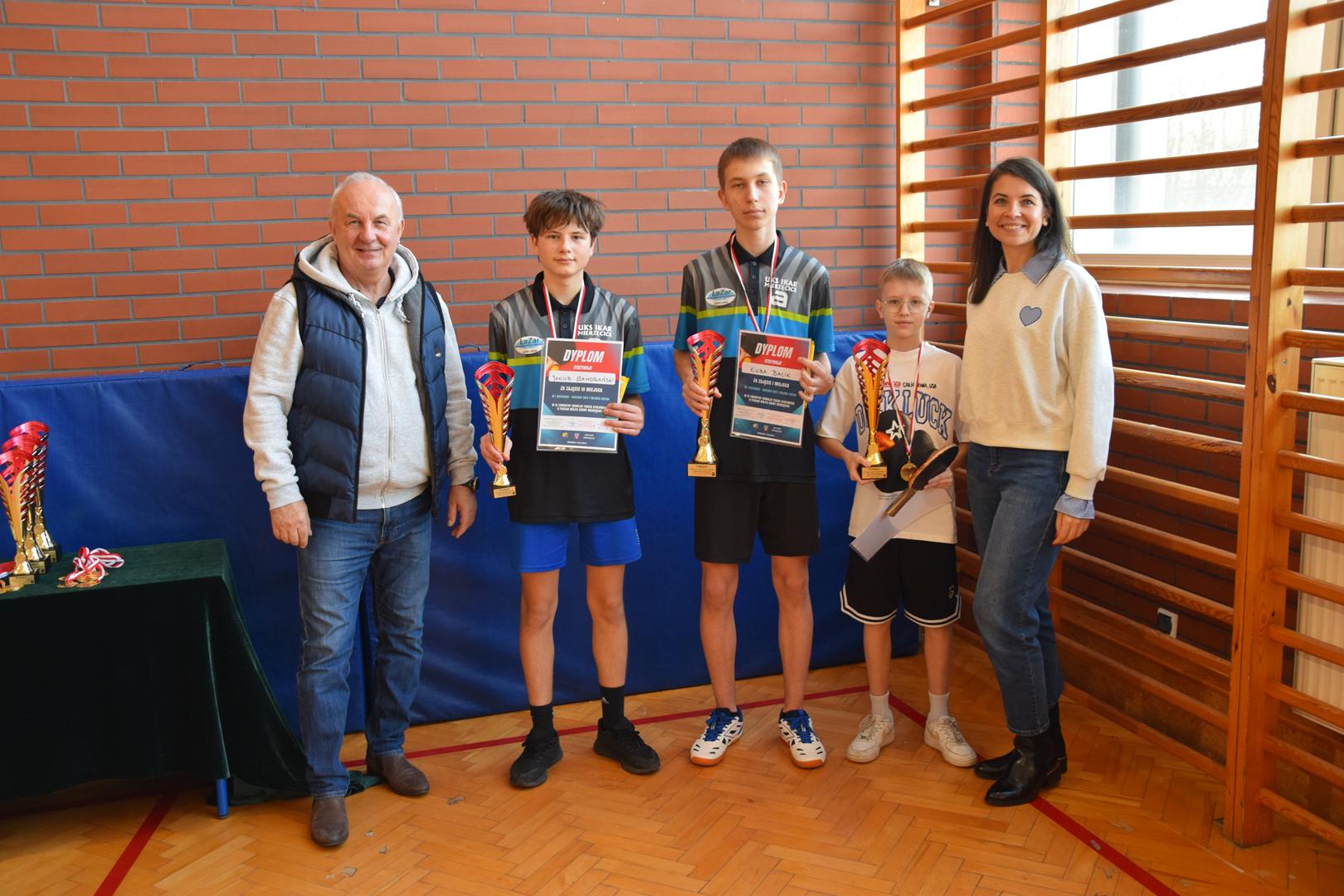 Zdjęcie przedstawia moment wręczania medali, dyplomów i pucharów