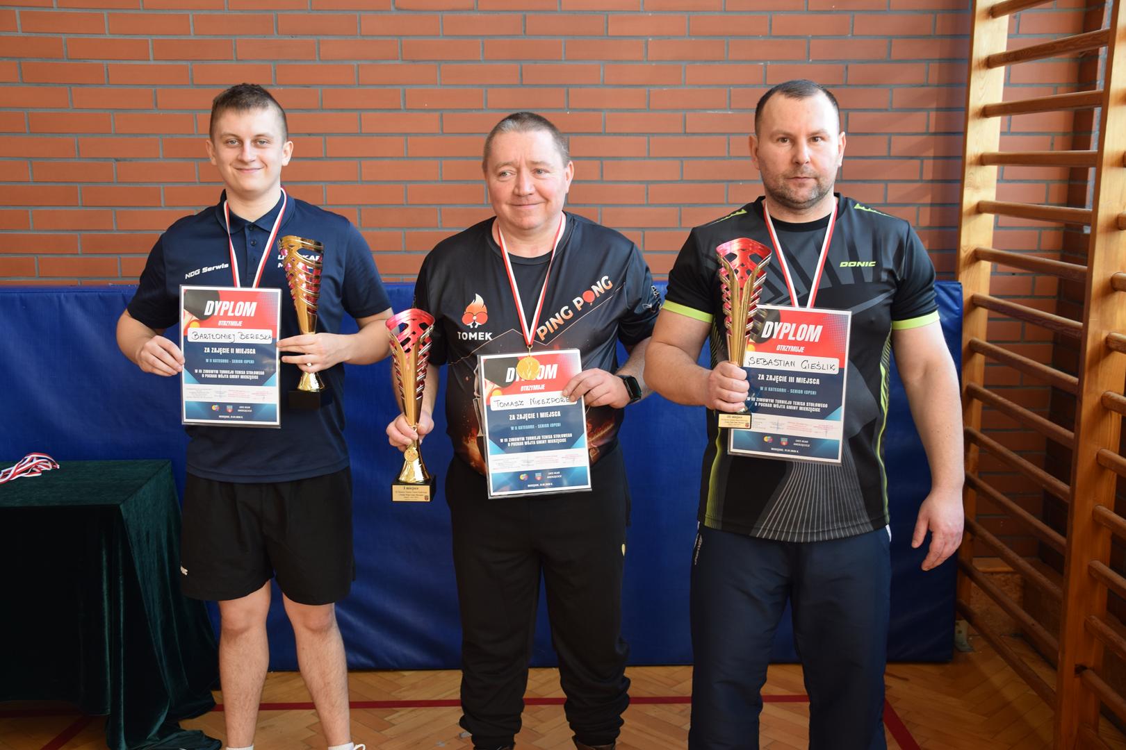 Zdjęcie przedstawia moment wręczania medali, dyplomów i pucharów