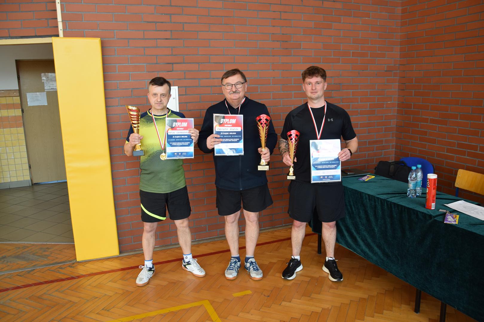 Zdjęcie przedstawia moment wręczania medali, dyplomów i pucharów