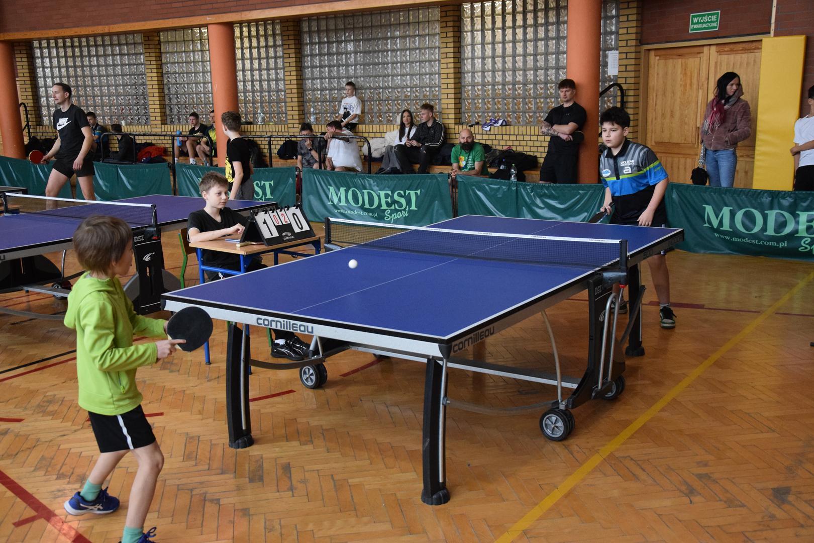 Zdjęcie przedstawia mecz tenisa stołowego