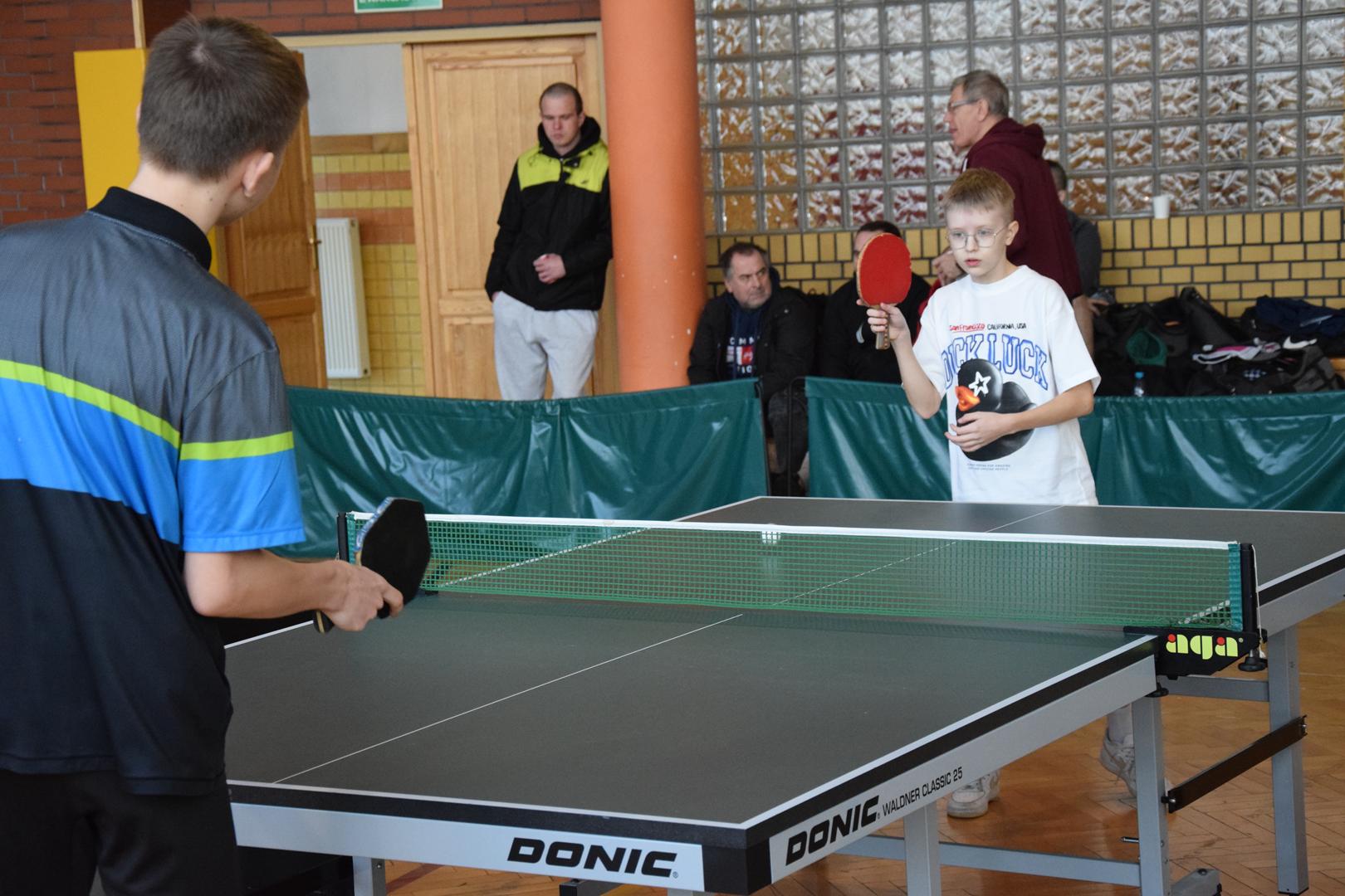 Zdjęcie przedstawia mecz tenisa stołowego
