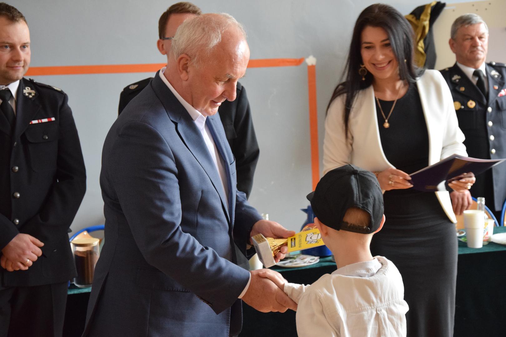 Zdjęcie przedstawia moment wręczenia nagród i&nbsp;wyróżnień