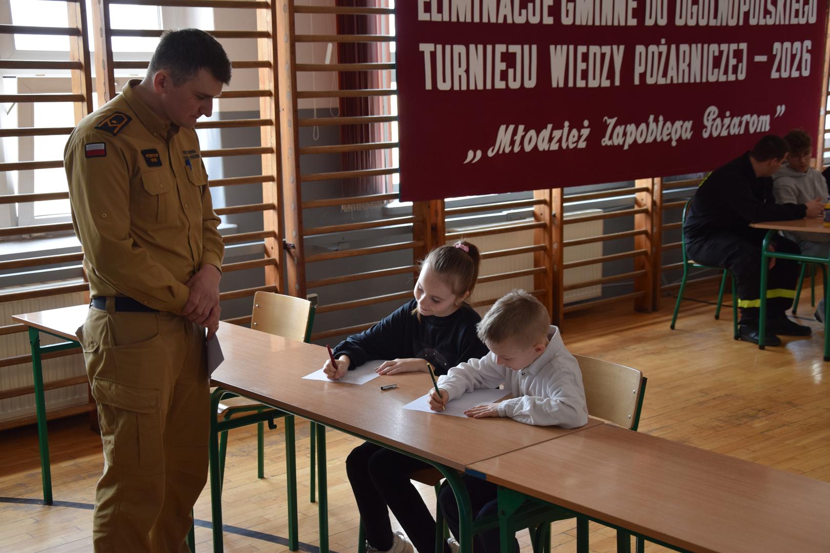 Zdjęcie przedstawia uczestników turnieju podczas ustnego egzaminu