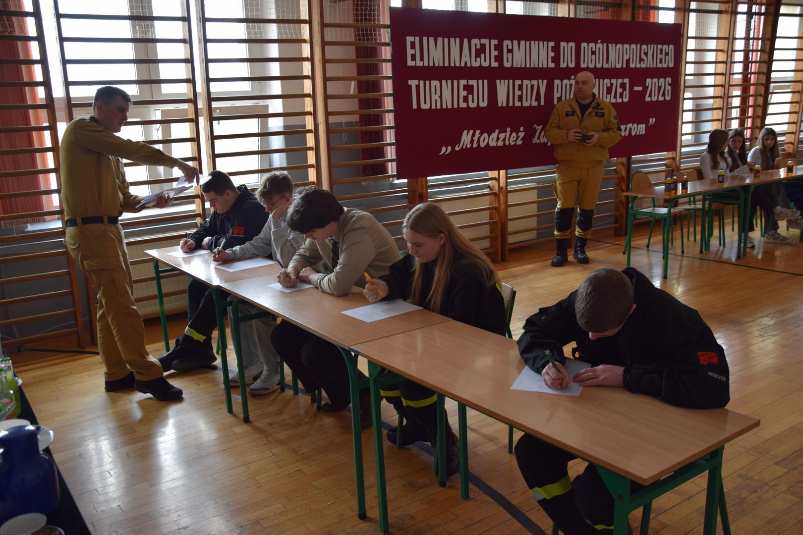 Zdjęcie przedstawia uczestników turnieju podczas ustnego egzaminu