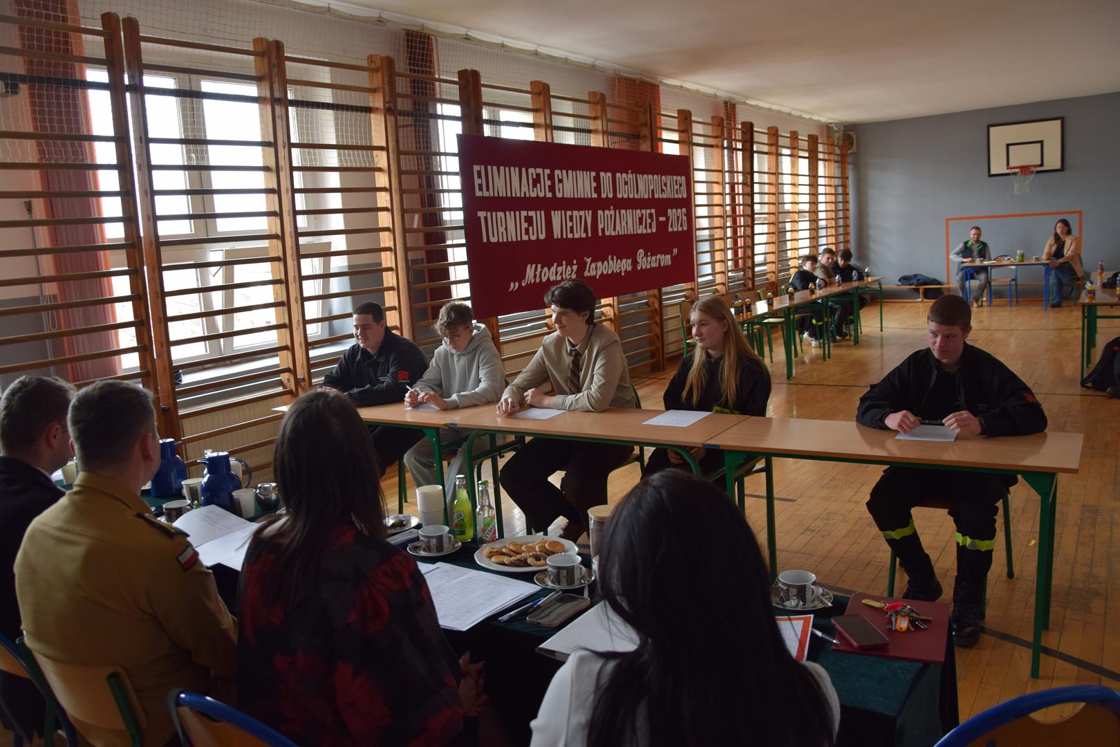 Zdjęcie przedstawia uczestników turnieju podczas ustnego egzaminu