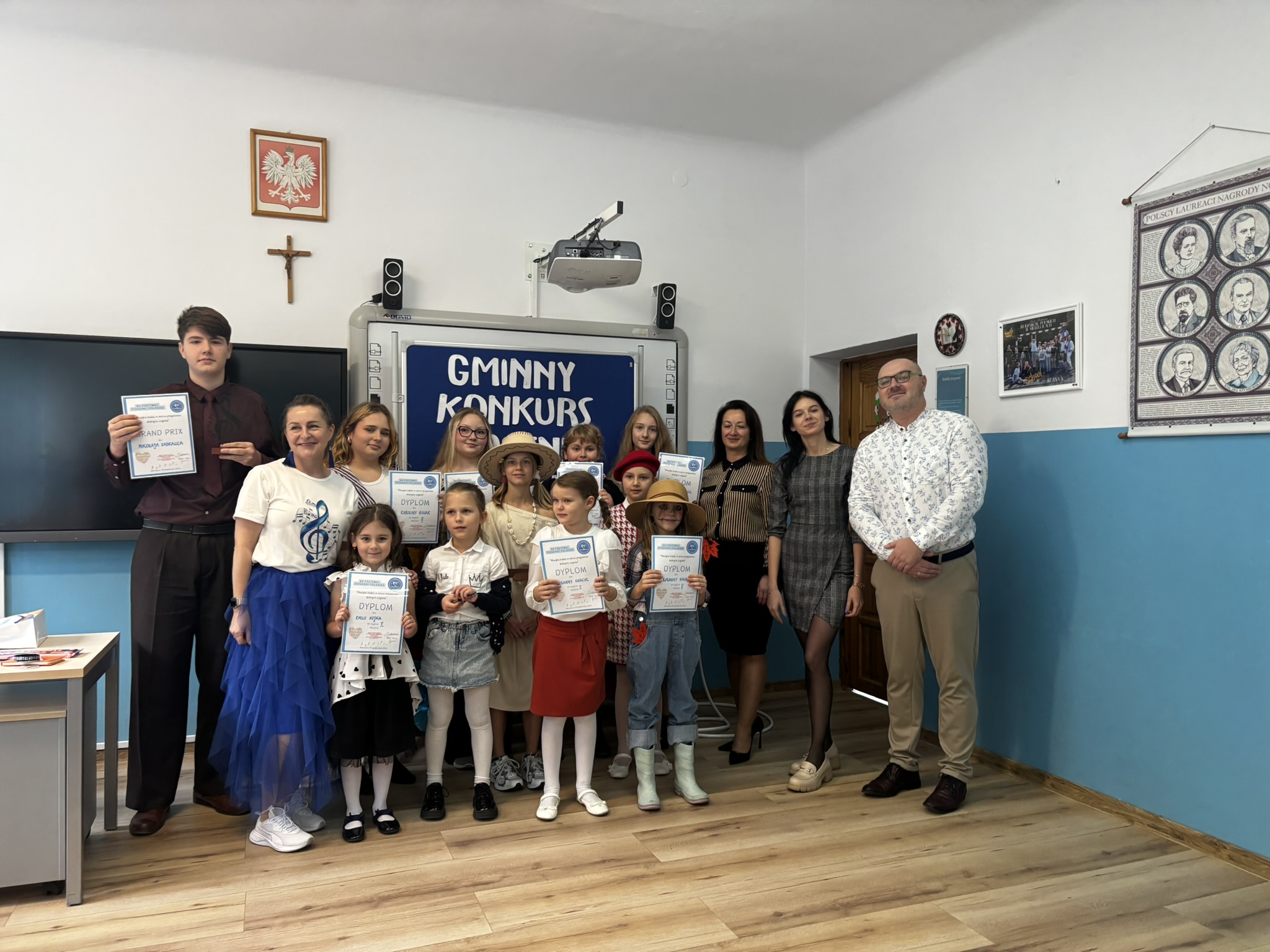 Zdjęcie przedstawia wspólne zdjęcie jury i&nbsp;uczestników konkursu