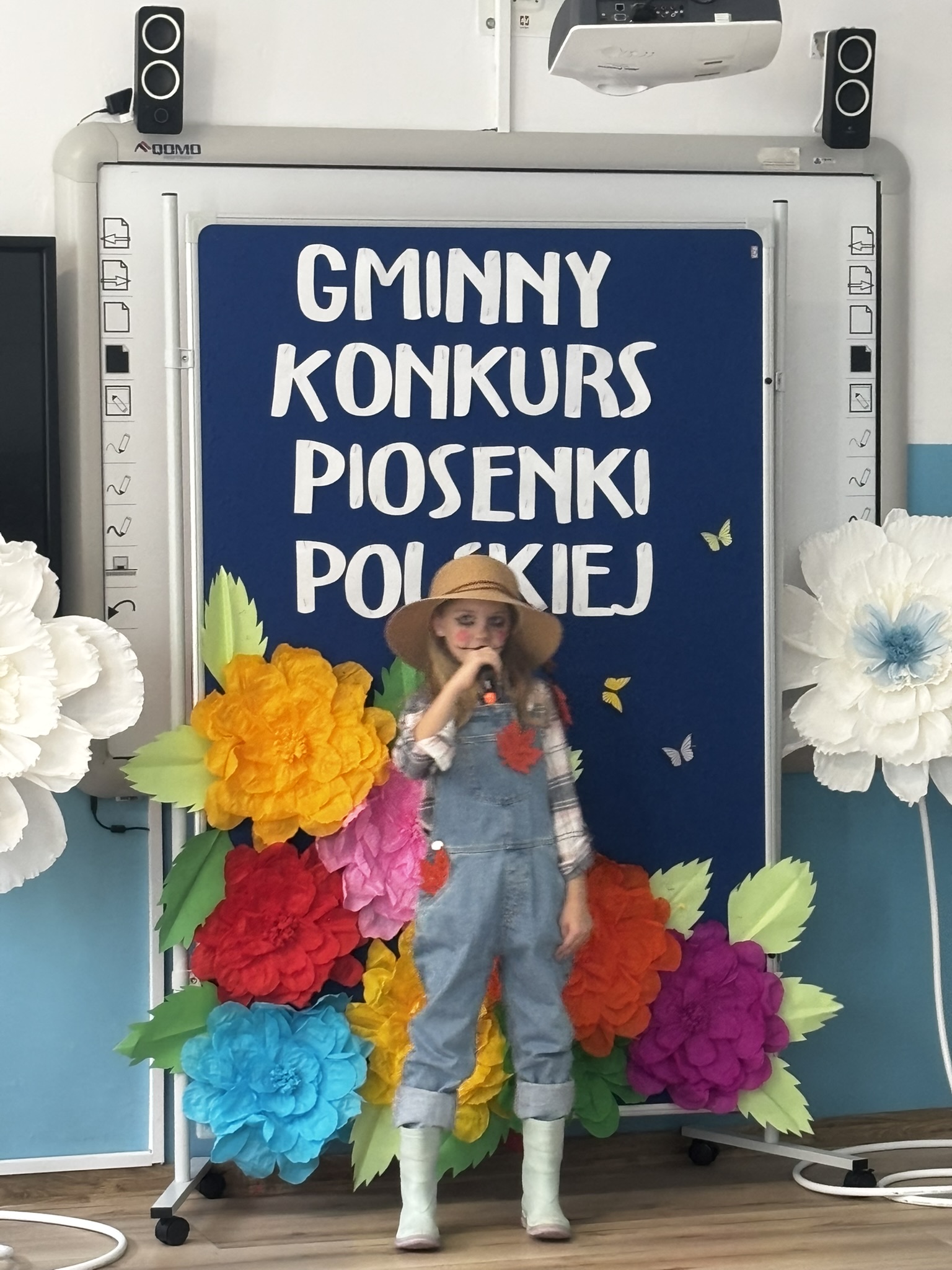 Zdjęcie przedstawia uczestnika konkursu wokalnego w&nbsp;trakcie występu