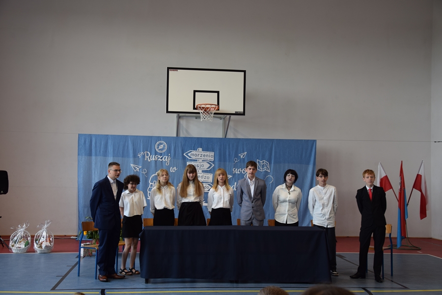 Zdjęcie przedstawia Zakończenie roku szkolnego