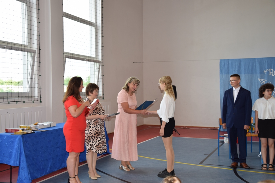 Zdjęcie przedstawia Zakończenie roku szkolnego