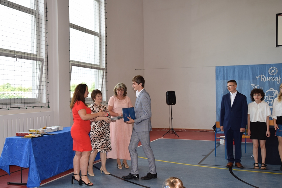 Zdjęcie przedstawia Zakończenie roku szkolnego