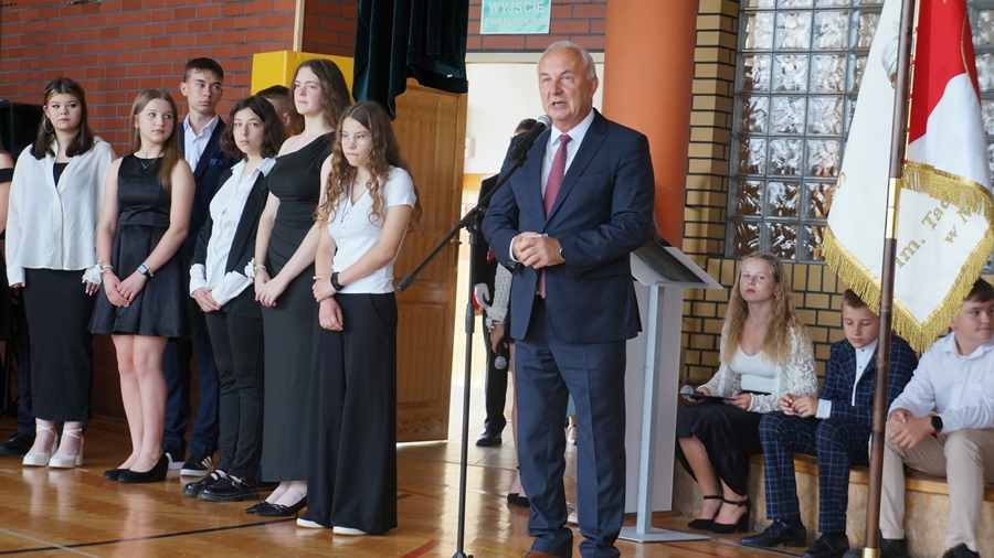 Zdjęcie przedstawia Zakończenie roku szkolnego