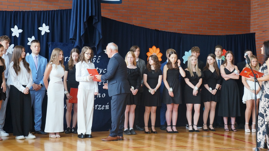 Zdjęcie przedstawia Zakończenie roku szkolnego