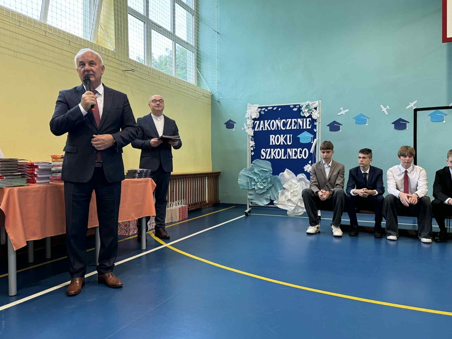 Zdjęcie przedstawia Zakończenie roku szkolnego