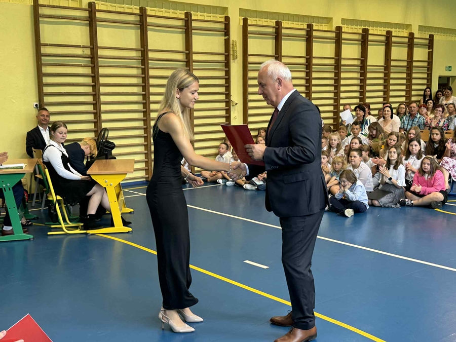 Zdjęcie przedstawia Zakończenie roku szkolnego