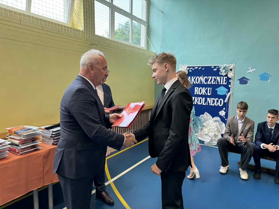 Zdjęcie przedstawia Zakończenie roku szkolnego