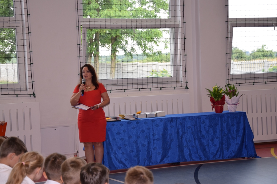 Zdjęcie przedstawia Zakończenie roku szkolnego