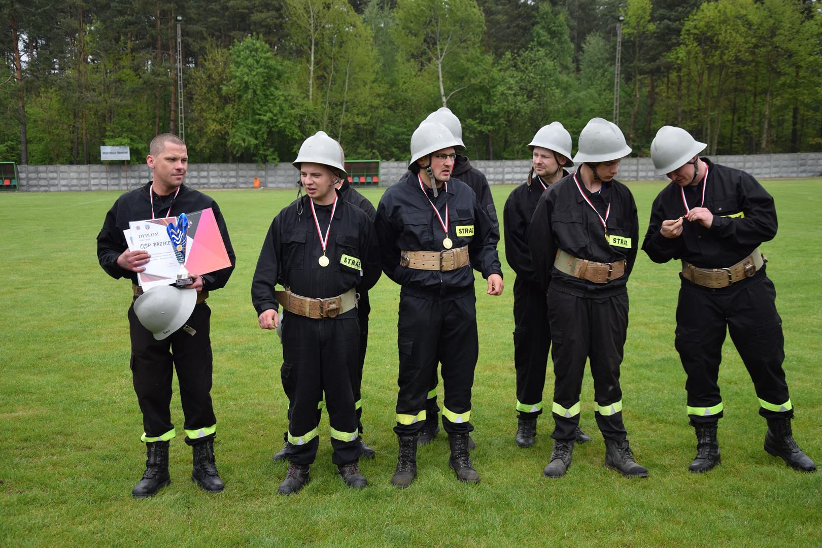Zdjęcie przedstawiające pozujących zawodników OSP Przeczyce