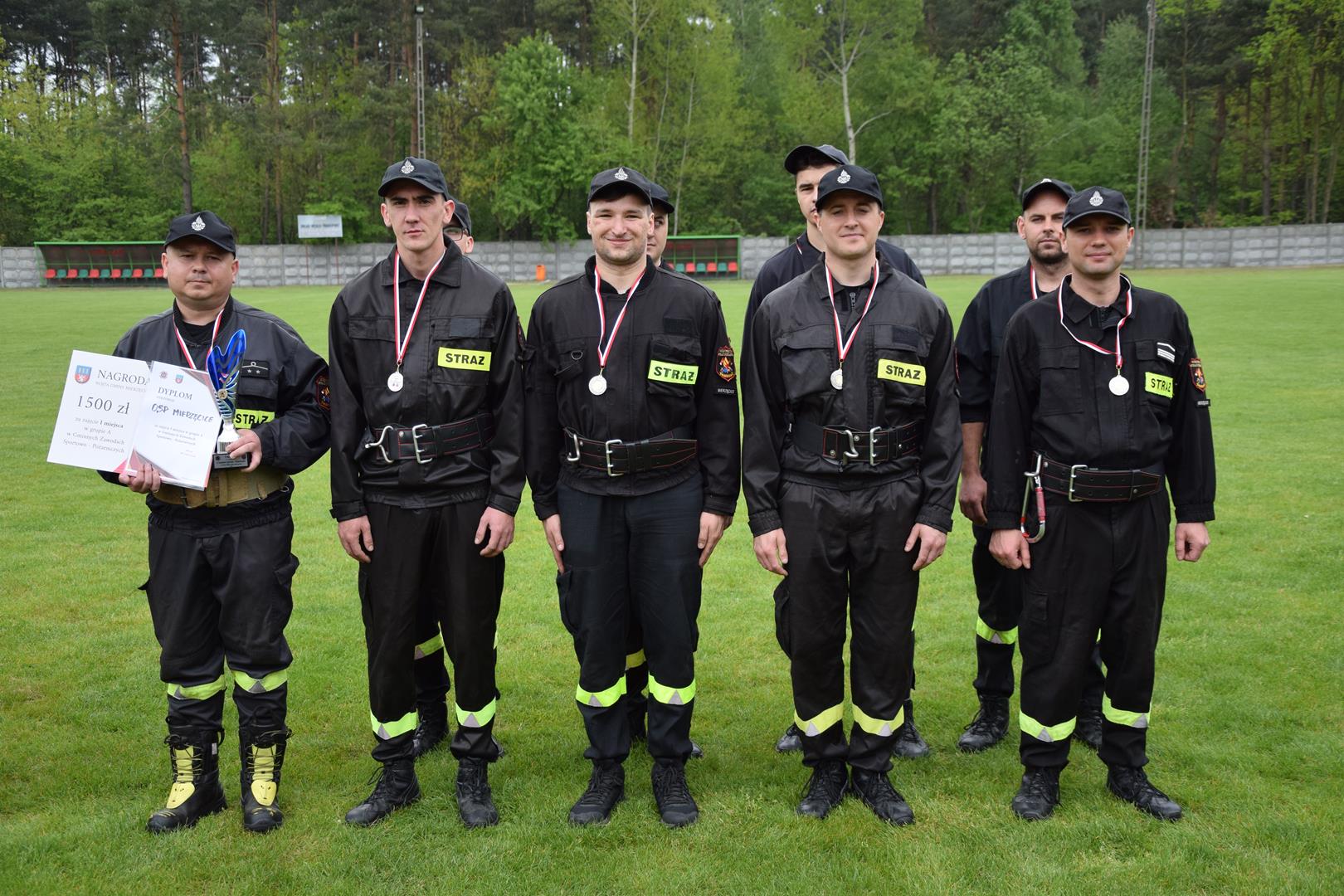 Zdjęcie przedstawiające pozujących zawodników OSP Mierzęcice