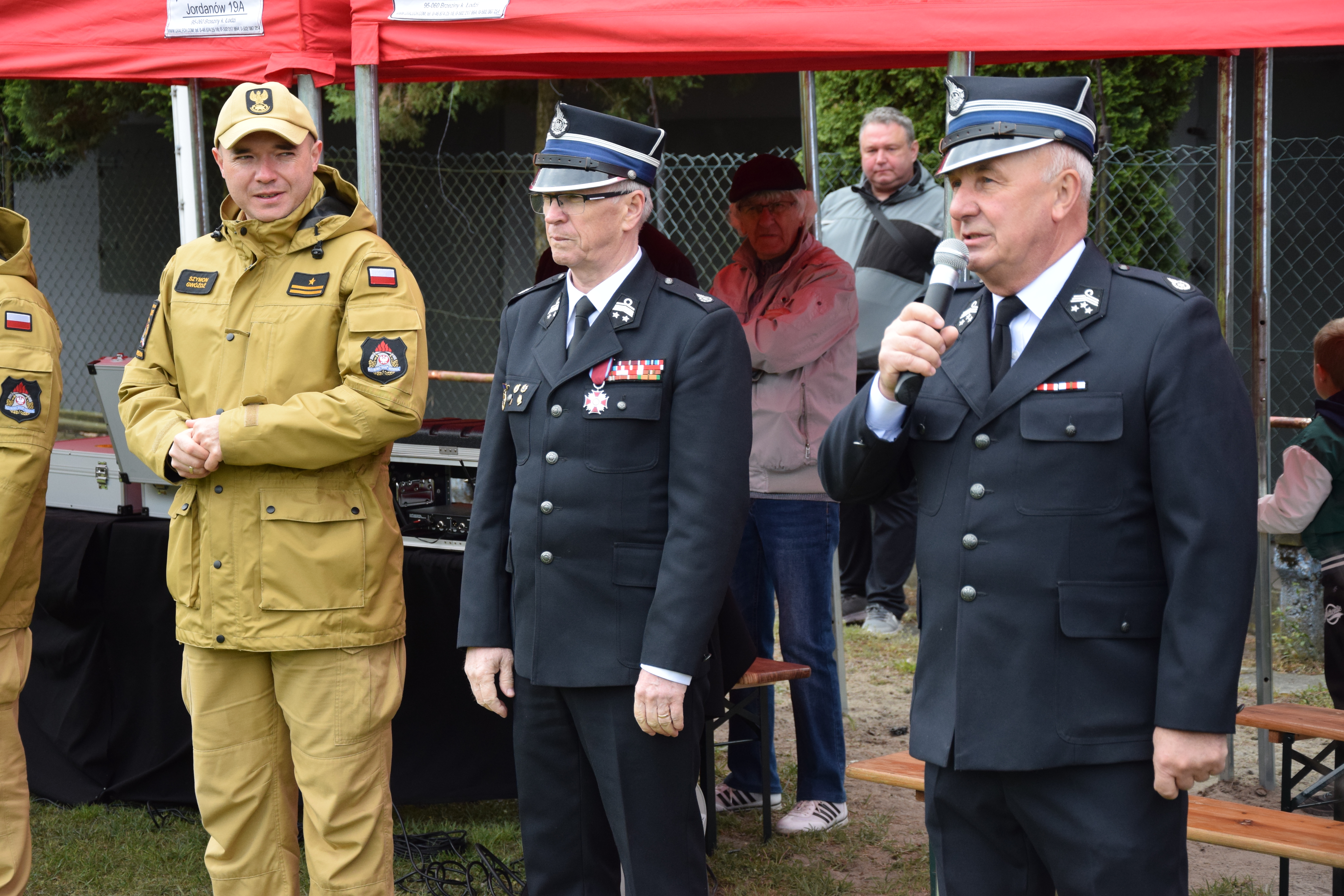 Zdjęcie przedstawia przemówienia po odbytych zawodach strażackich