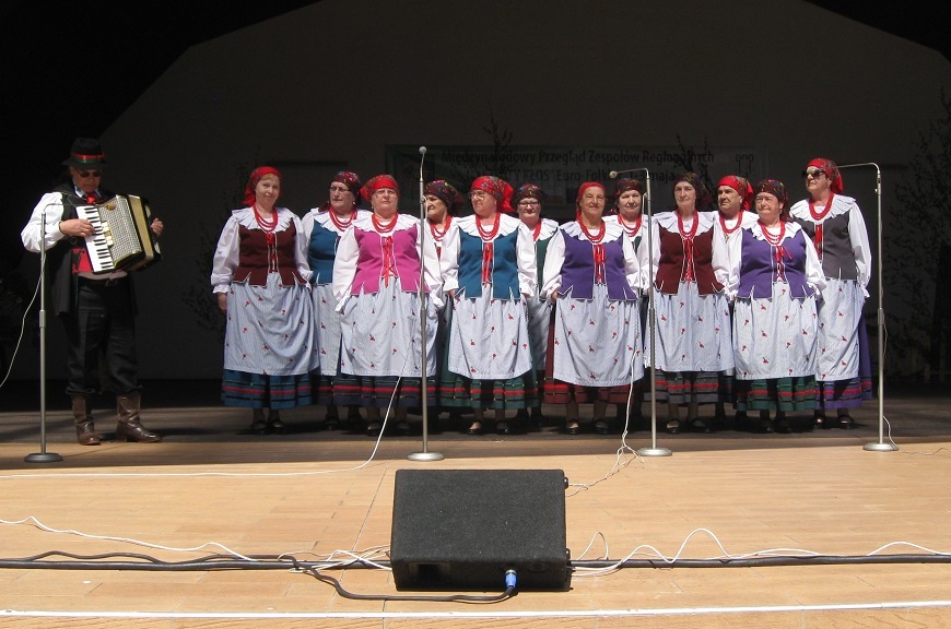 Zdjęcie przedstawia zespół śpiewaczy Toporowianki podczas występu
