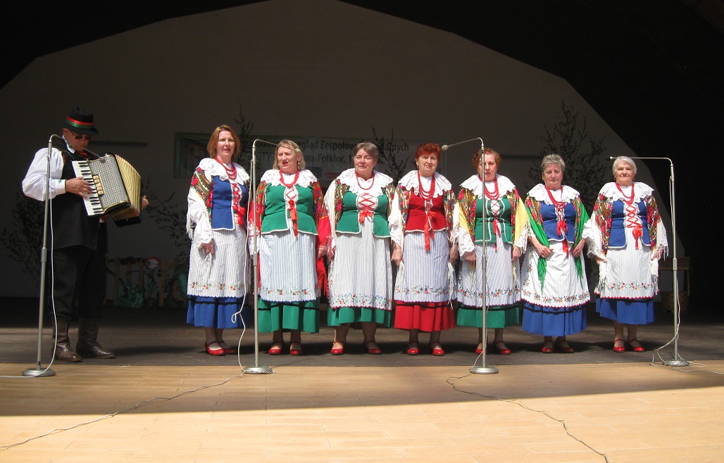 Zdjęcie przedstawia zespół śpiewaczy Mierzęcanki podczas występu